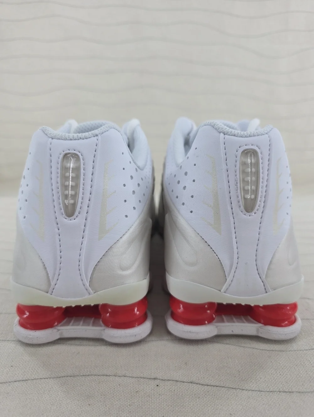 Nike Youth Shox R4 GS White Phantom Red Running Shoes CW2626-102 Size 6.5Y NEW
